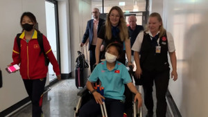 Huỳnh Như chấn thương, ngồi xe lăn sau trận giao hữu của đội tuyển Việt Nam