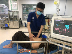 Thủng tá tràng vì uống nhầm vỏ thuốc