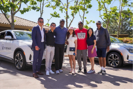 Sao Hollywood mua VinFast VF 8, khen ngợi 'cỗ máy tuyệt vời'