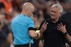 Lăng mạ trọng tài, HLV Mourinho trả giá cực đắt