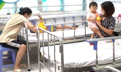 Trẻ mắc tay chân miệng gặp biến chứng nặng do cha mẹ chủ quan