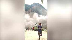 Lở đất kinh hoàng ở mỏ đá, công nhân tháo chạy 