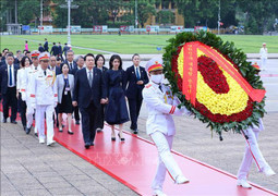 Tổng thống Hàn Quốc Yoon Suk Yeol vào Lăng viếng Chủ tịch Hồ Chí Minh