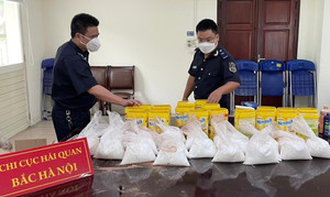 Phát hiện 19 kg bột trắng nghi ma túy vận chuyển từ Pháp về Việt Nam