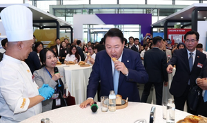 Tổng thống Hàn Quốc hào hứng ăn thử 'bánh mì kim chi' tại Việt Nam