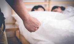 Bố tôi ngoại tình nhưng toàn nói chuyện đạo đức