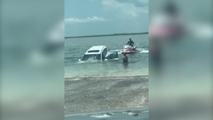 Giải cứu mô tô nước bất thành, ô tô của nữ tài xế bị nhấn chìm