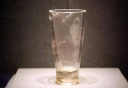 Tìm thấy chiếc cốc 'xuyên không' trong mộ cổ hơn 2.000 năm