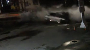 Đâm vào cột điện, xe BMW bị xẻ đôi