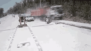 Xe tải lỗi phanh, lao xuống vực lật nhào