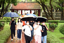 Bất chấp trời mưa, sĩ tử vẫn tấp nập đến Văn Miếu, Đền Ngọc Sơn cầu may