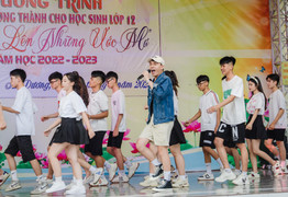 Thầy hiệu phó vừa hát vừa nhảy cực sung trong lễ chia tay học sinh lớp 12