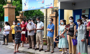 Nghỉ việc đưa con đi thi tốt nghiệp THPT, bố mẹ không chịu để cho trẻ lớn?