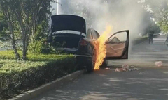 Đập vỡ kính xe, kịp giải cứu tài xế đang ngất xỉu ngay trước khi ô tô bốc cháy