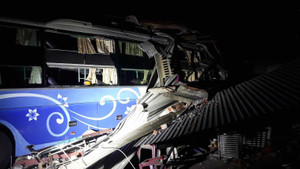 Phú Yên: Xe khách đâm vào nhà dân trong đêm, 4 người thương vong