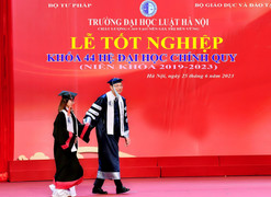 Thầy hiệu trưởng dắt tay nữ sinh bị bại não ra sân khấu nhận bằng tốt nghiệp