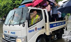 Mưa lớn gây ngập, CSGT dùng xe chuyên dụng đưa thí sinh tới điểm thi tốt nghiệp THPT
