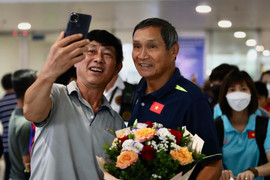 Cổ động viên chào đón tuyển bóng đá nữ Việt Nam 