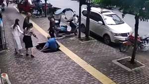 Hố tử thần ‘nuốt chửng’ cụ ông đứng trên vỉa hè 
