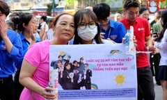 Người mẹ mang bức ảnh 'thần tượng K-Pop' đến cổng trường cổ vũ con thi tốt nghiệp