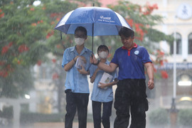 Phụ huynh, thí sinh TP.HCM 'đội mưa' sau buổi thi môn Toán