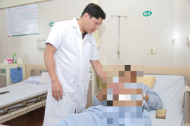 Ngã từ trên cao xuống, người đàn ông giập toàn bộ vùng kín