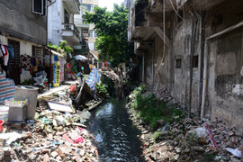 Hãi hùng 'bể phốt lộ thiên' tra tấn người dân Hà Nội suốt hàng chục năm