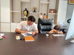 Làm bố 3 con, Cường Đô la bận rộn đến mức phải đưa ái nữ đến công ty