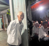 Vợ chồng chết trong vụ sạt lở ở Đà Lạt: Cha già đứng trong mưa đợi thi thể các con