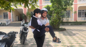 Thầy Phó hiệu trưởng đưa đón học sinh bị tai nạn giao thông đi thi tốt nghiệp