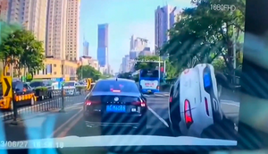 Hố tử thần 'nuốt trọn' ô tô