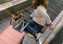 Nữ du khách bị cụt chân do mắc kẹt ở băng chuyền đi bộ tại sân bay