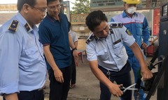 Cửa hàng xăng dầu ở TP.HCM bị phạt 200 triệu đồng, buộc tái chế hơn 10.000 lít xăng