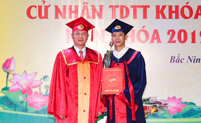 Văn Quyết tốt nghiệp cử nhân chuyên ngành bóng đá