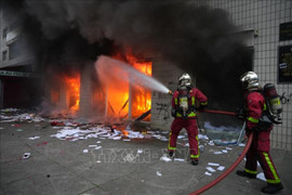 Pháp ban hành lệnh giới nghiêm ở ngoại ô Paris