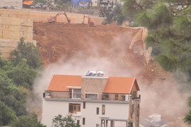 Đánh sập bờ taluy tại khu vực sạt lở có 2 người chết ở Đà Lạt