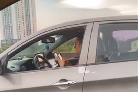 Buông 2 tay dùng điện thoại khi lái xe trong làn khẩn cấp đường trên cao