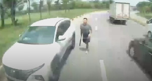 Thanh niên lái ô tô ngược chiều, ‘hổ báo’ đe dọa tài xế xe tải