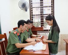 Thí sinh ăn vội hộp xôi, tranh thủ ôn bài trước khi thi đánh giá của Bộ Công an