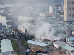 Bình Định: Kho hàng rộng 400m2 bốc cháy dữ dội