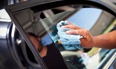 Cách làm sạch kính chắn gió ô tô đơn giản mà hiệu quả bất ngờ