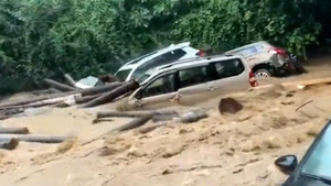 Nước lũ biến phố thành sông, cuốn trôi hàng loạt ô tô