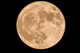 Siêu trăng tỏa sáng trên bầu trời Hà Nội