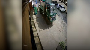 Tài xế quên kéo phanh, xe tải đi lùi trên phố