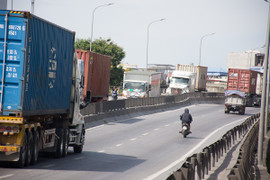 Bất chấp biển cấm, loạt xe máy vẫn thản nhiên đi lên cầu vượt ở Hải Phòng