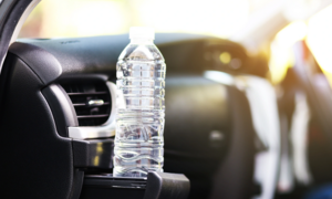 Vì sao không nên để chai nước trong ô tô vào mùa hè?