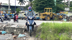 Bị chặn lối đi dưới chân cầu Rạch Chiếc, nhiều người dân TP.HCM bức xúc