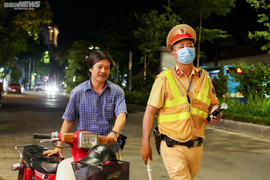 Thấy cảnh sát giao thông, tài xế vi phạm nồng độ cồn vội xuống xe dắt bộ