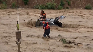 Phớt lờ cảnh báo, đội nam nữ mắc kẹt trên ô tô giữa dòng nước lũ 