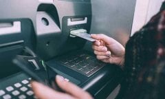 Thẻ ATM bị khóa, có rút tiền, chuyển tiền được không?